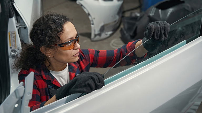 Qué hacer si la ventanilla del coche no sube: principales problemas y cómo solucionarlos