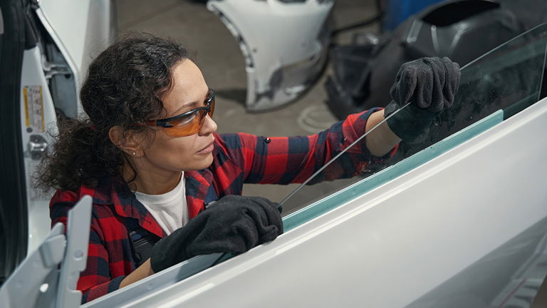 Qué hacer si la ventanilla del coche no sube: principales problemas y cómo solucionarlos