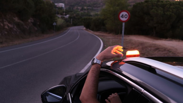 Los triángulos de emergencia se despiden, dile hola al nuevo dispositivo V-16 que será obligatorio en el coche