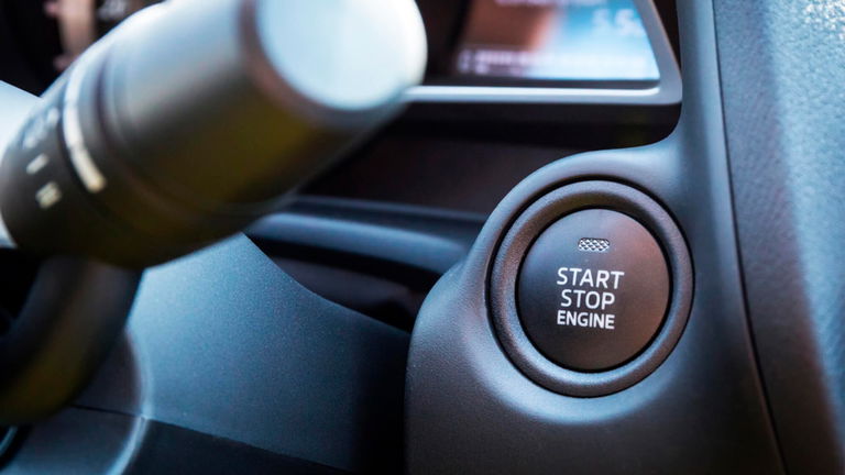 El coche tiene batería pero no arranca: ¿dónde está el problema?
