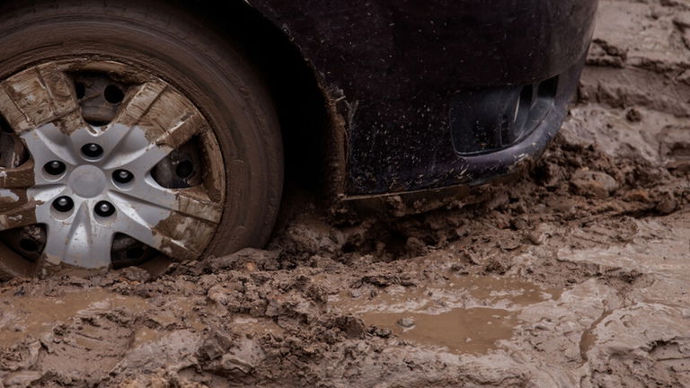 Cómo sacar el coche del barro o de la arena: 10 trucos que sí funcionan