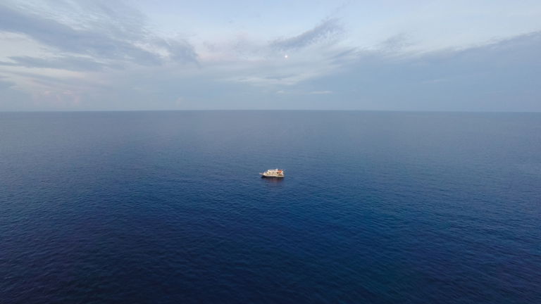 Cómo sobrevivir si te pierdes en el mar: qué se necesita y qué posibilidades tienes
