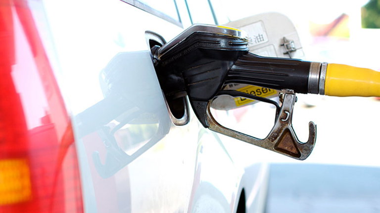Olvida la flechita: hay otro truco para saber en qué lado está el depósito del coche
