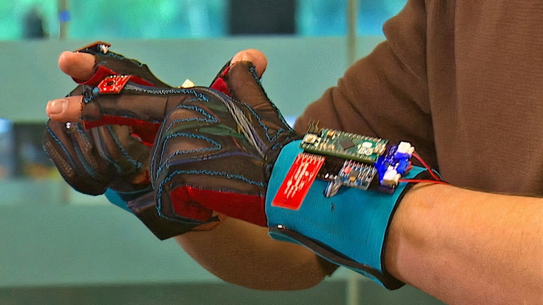 Crean unos guantes que traducen en tiempo real al lenguaje de signos cualquier conversación
