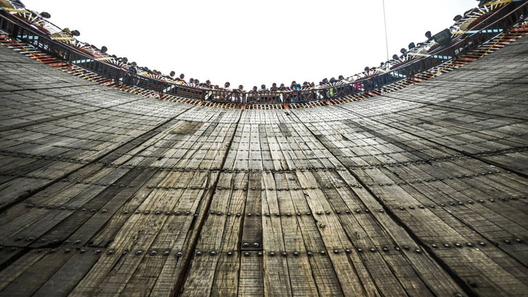 La pared de la muerte tiene más de 100 años: así es el truco más espectacular (y 'fácil') del mundo del motor