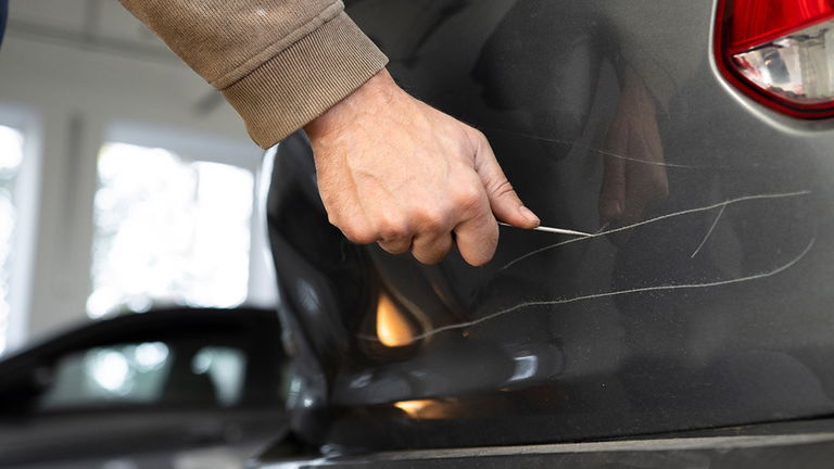 Cómo reparar los arañazos más profundos del coche