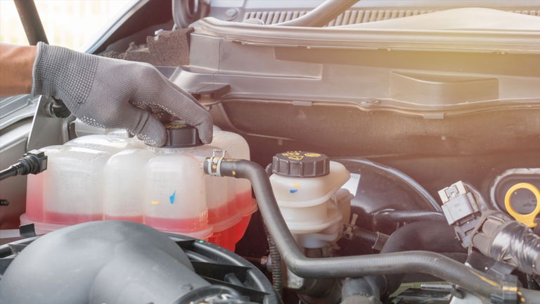 Cómo revisar el líquido refrigerante del coche paso a paso