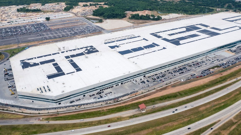 Hay tantos Tesla pendientes de entrega en la planta de Texas que pueden verse desde el espacio