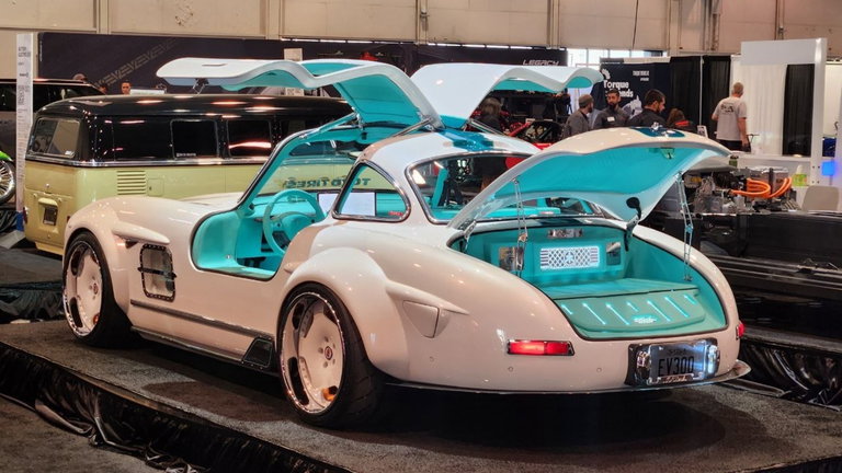 Así es un híbrido de Tesla Model 3 y Mercedes 300 SL, una combinación un tanto curiosa