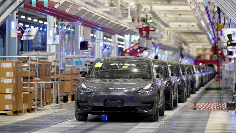 Tesla alcanza un nuevo récord de tasa de robotización en su planta de producción de Shanghai