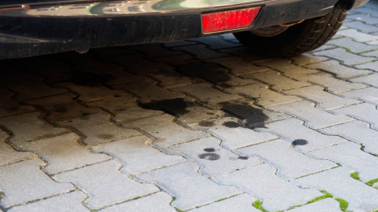 Por qué el coche deja manchas en el suelo: a qué se deben y qué tienes que mirar