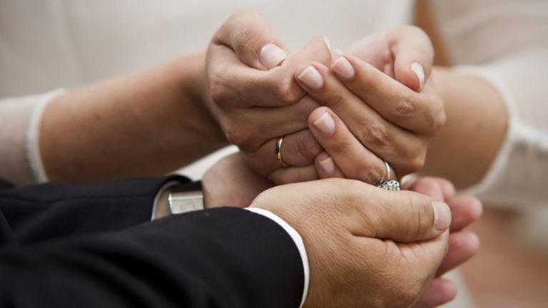 Eran monedas de oro y plata, se daban en las bodas y este era el significado que tenían