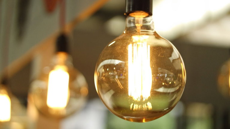 Las bombillas del salón podrían ser tu router Wi-Fi en el futuro. Esta tecnología promete velocidades cien veces más rápidas usando la luz