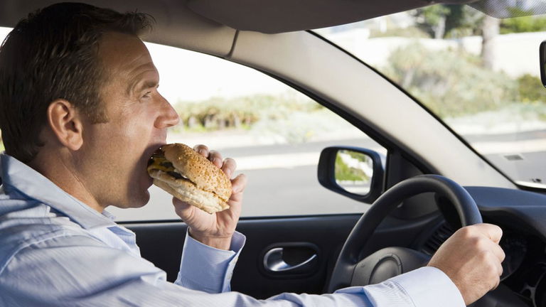 ¿Te pueden multar por comer mientras conduces? Qué dice la ley