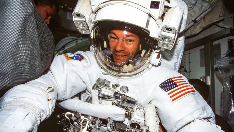 No es Pedro Duque: el primer astronauta español de la historia es piloto de combate y tiene un parque en Badajoz