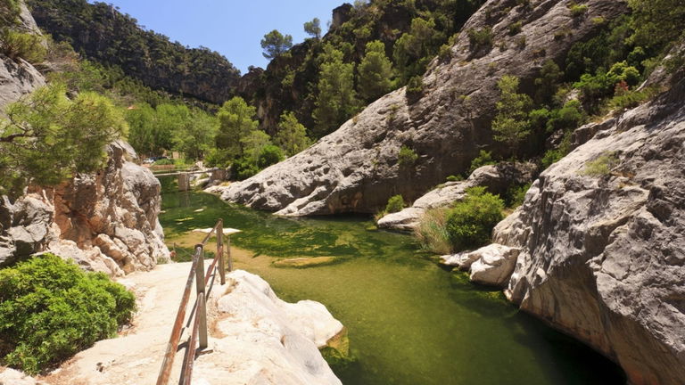 Sol, playa y agua fría sin tener que ir a la playa. Estas son las mejores piscinas naturales de España