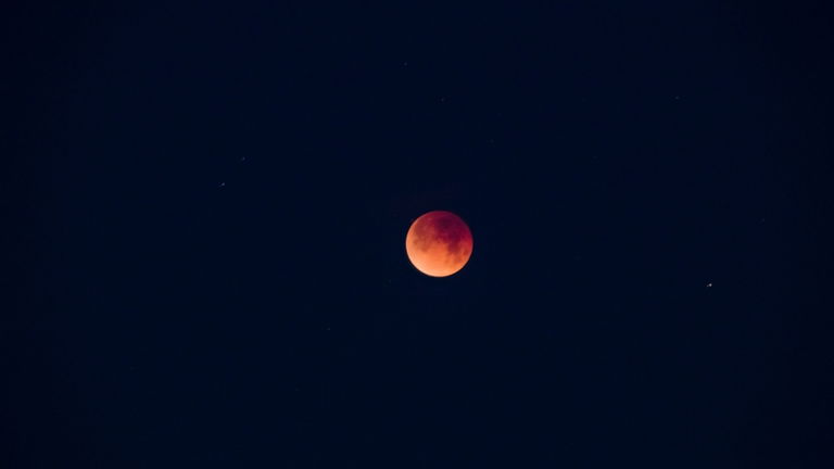 Los cielos de España se iluminan con la superluna de agosto: en algunos lugares es de color rojo
