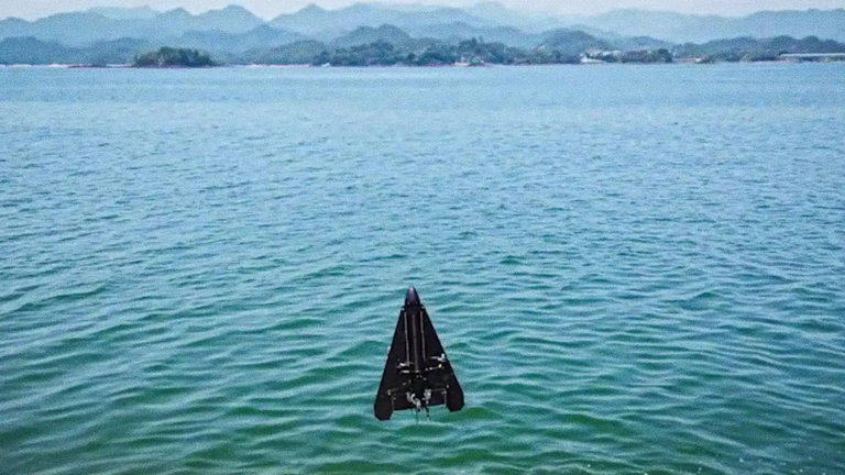 Científicos chinos muestran al mundo un innovador dron anfibio: vuela, nada y se sumerge