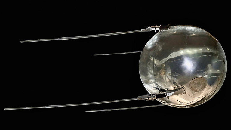 Se lanzó en 1958 y podía dar la vuelta al mundo en hora y media: la historia del primer satélite de la humanidad
