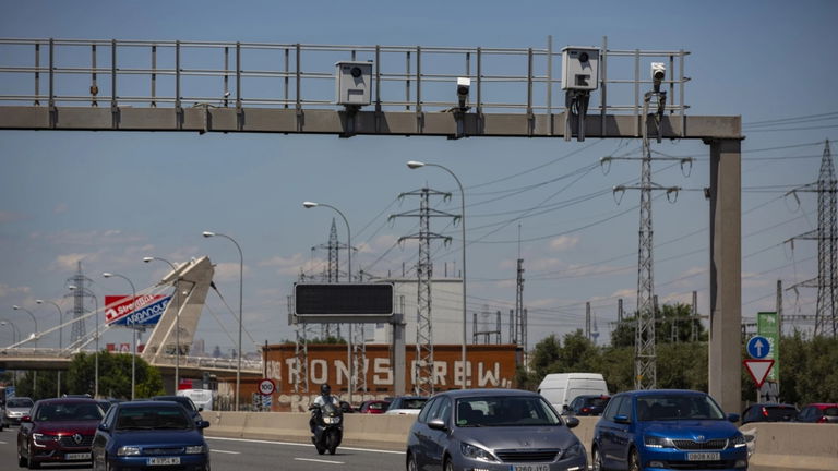 El sencillo truco para saber si la DGT ha escondido un radar detrás de un cartel informativo