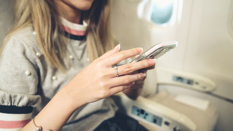 ¿Se puede usar el móvil en el avión? Qué pasa en realidad si no lo pones en modo avión