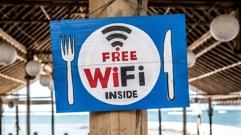 Conectarse a una red Wi-Fi pública: los mayores peligros y cómo evitarlos