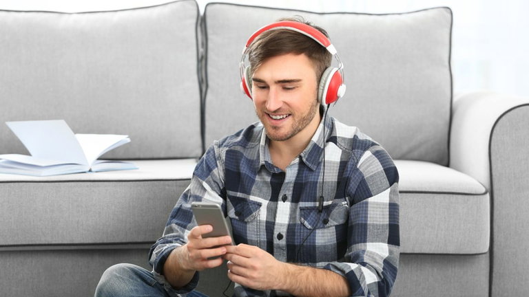 Audible contrata actores de doblaje para entrenar a su IA y generar más audiolibros