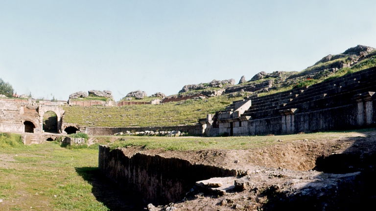 Es el circo romano más grande construido en España, se encuentra en esta ciudad extremeña y puede visitarse