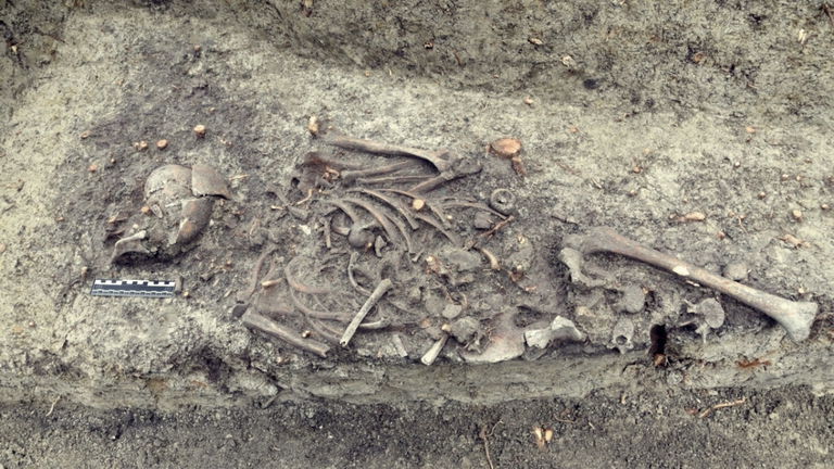 Una tumba hallada cerca de una catedral en Polonia desvela a un inquilino terrorífico: un niño vampiro