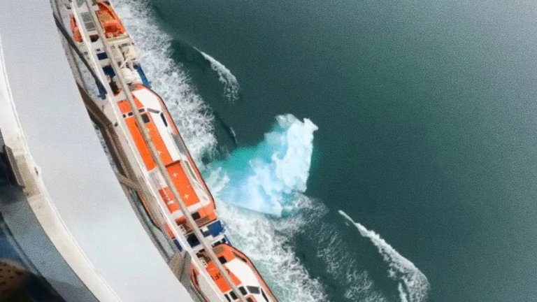 No es el Titanic, sino el vídeo de un enorme crucero colisionando con un iceberg en aguas de Alaska