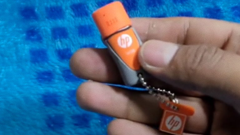 Le estafaron al comprar un pendrive en una venta ambulante, pero humor no faltaba al viralizarse