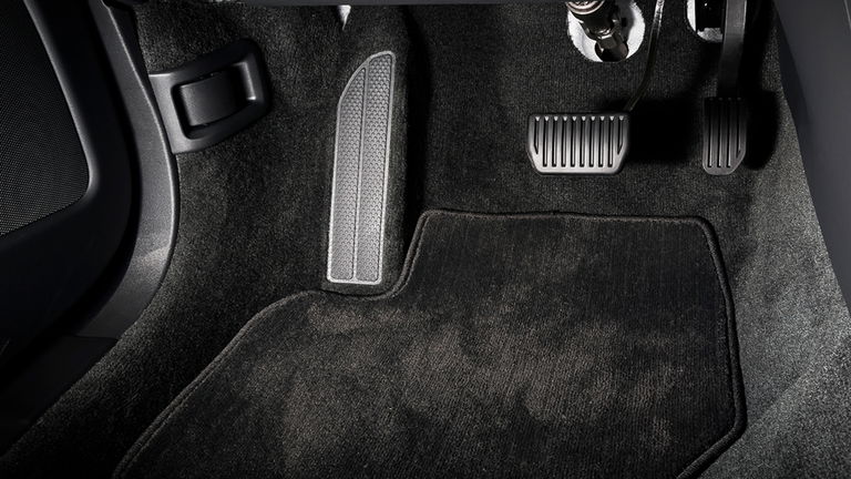 Las mejores alfombrillas universales para tu coche: 7 modelos que valen cada euro