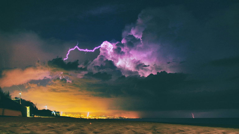 Ya no tienes que preocuparte por que te caiga un rayo durante una tormenta, ahora sabemos que esconden algo más aterrador