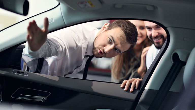 Cómo evitar estafas al comprar un coche de segunda mano: qué debes mirar