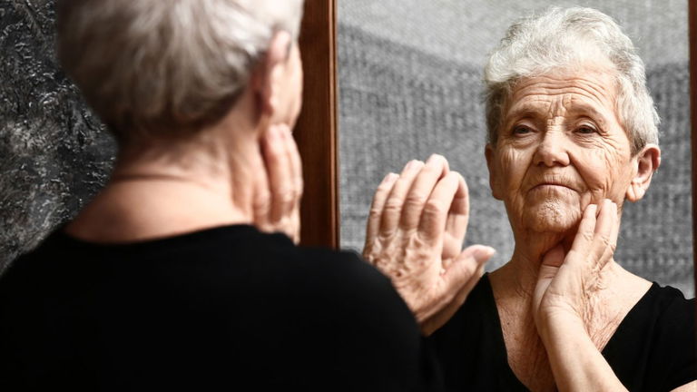 Esta inteligencia artificial crea una versión anciana de ti a la que hacerle preguntas. El resultado es inquietante