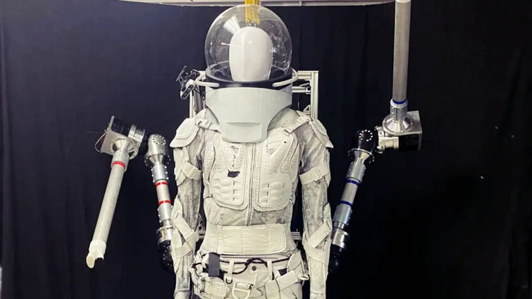 Científicos del MIT crean un traje espacial con extremidades extra para ayudar a los astronautas en futuras misiones espaciales