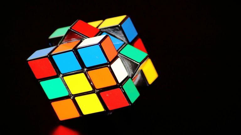 El cubo de Rubik más pequeño del mundo mide lo mismo que tres granos de arroz y necesitarías material quirúrgico para poder completarlo