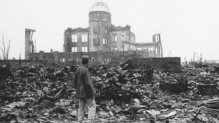 Por qué se puede vivir en Hiroshima pero en cambio el cuaderno de Marie Curie sigue desprendiendo radiación