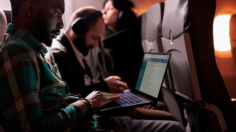 Qué pasaría realmente si nadie activara el modo avión en un vuelo comercial