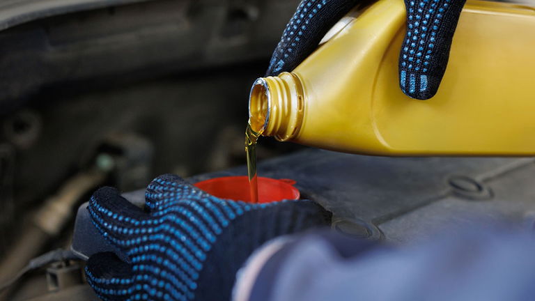 Por qué el coche consume demasiado aceite: Causas y soluciones