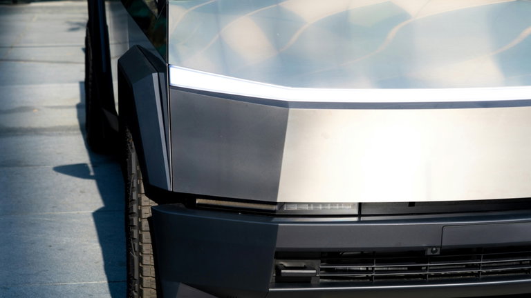 Este es el complemento ilegal para el Cybertruck de Tesla, pero que ya está siendo instalado con un método un tanto turbio