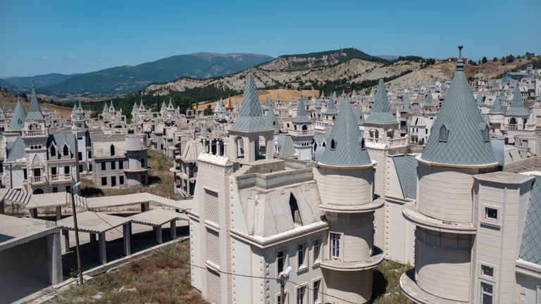 Burj Al Babas es el proyecto residencial fantasma de Turquía: tiene cientos de castillos estilo Disney y está abandonado