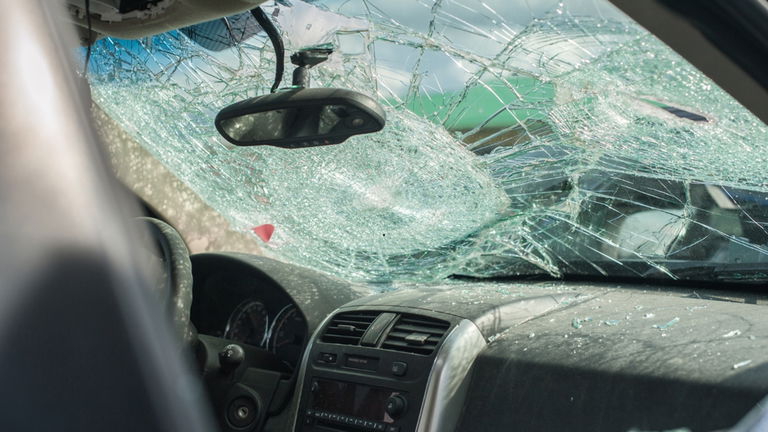 Cómo hay que romper el cristal del coche en caso de emergencia: qué hacer si te quedas atrapado