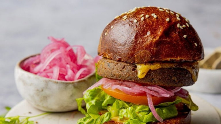 El futuro de las hamburguesas no pasa por la carne ni los preparados veganos. Te comerás una extraña criatura marina con forma de tubo