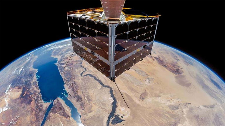 Los satélites también se hace selfis. En esta ocasión, además muestran los peligros de la basura espacial