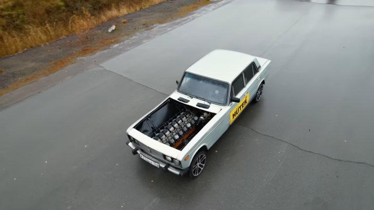 Este es un antiguo coche ruso y es capaz de funcionar con 16 motosierras como motor: alucina con su construcción