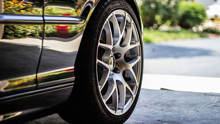 Cuál es la diferencia entre las llantas y los tapacubos del coche