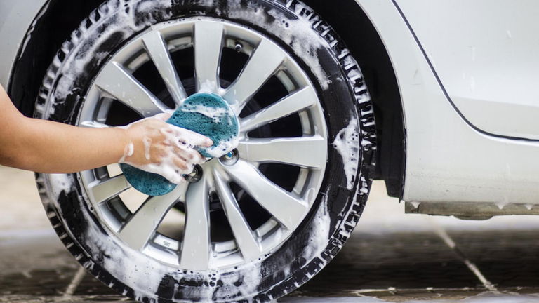 Los mejores trucos caseros para limpiar las llantas del coche