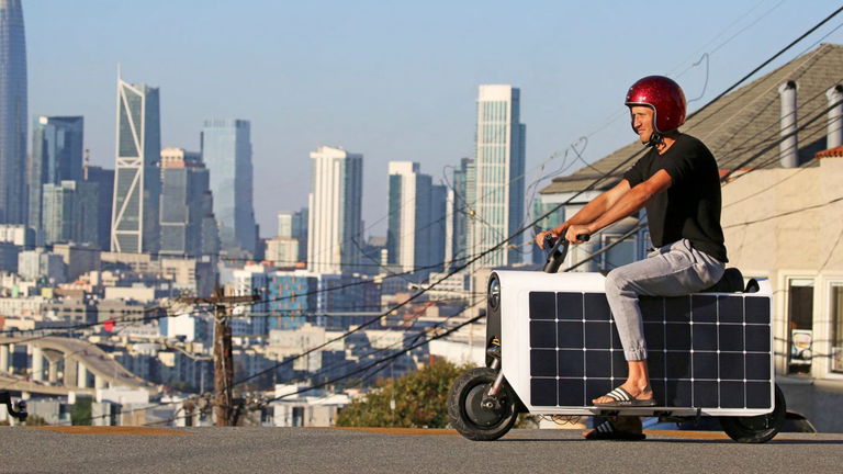 Esto es lo que pasa si le pones dos ruedas a un panel solar: así es Lightfoot, un scooter eléctrico con movimiento perpetuo