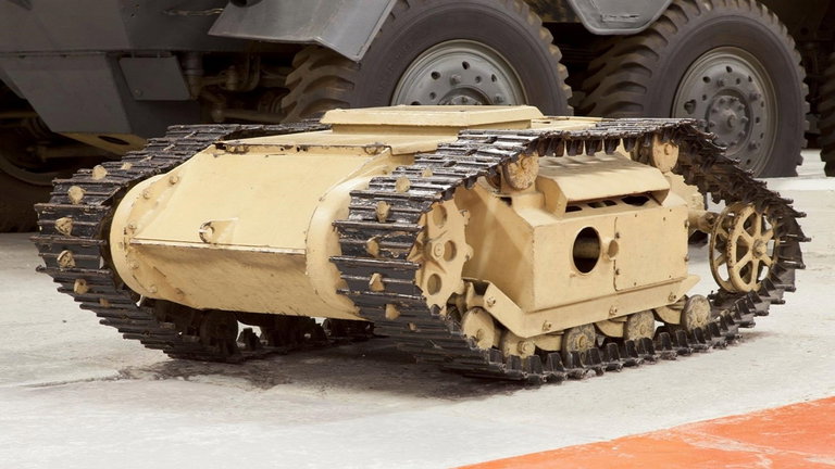 Parecían insectos metálicos, pero eran terribles bombas suicidas con 100 kilos de explosivo. Estos vehículos radiocontrol fueron fabricados por la Alemania Nazi